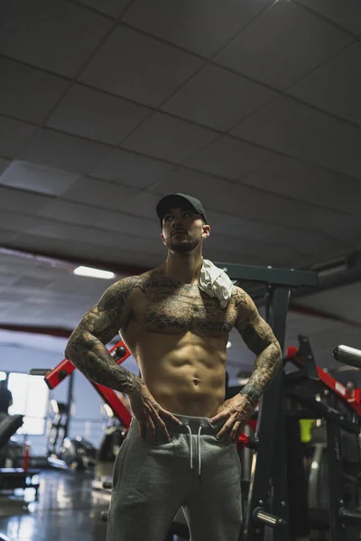 Beau Jeune Homme Vêtements Sport Posant Dans Salle Gym — Photo