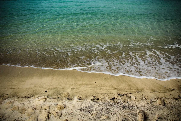 ビーチに波がある美しい海の水 — ストック写真