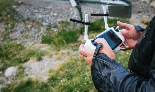 Homem Com Drone Fundo Telhado — Fotografia de Stock