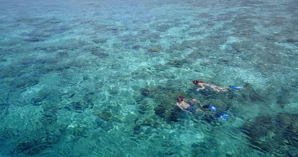 Bella Giovane Donna Acqua Blu Con Piccolo Pesce Mare — Foto Stock