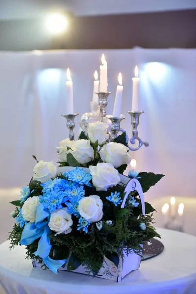 Vacker Bröllopsdukning Med Blommor Och Ljus — Stockfoto
