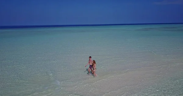 在海滩上的一对快乐的夫妇在沉没 — 图库照片