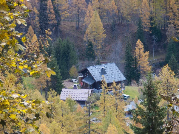 Hermoso Paisaje Otoño Con Una Casa Madera Las Montañas — Foto de Stock