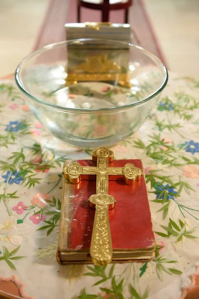 Αγία Γραφή Ένα Κερί Και Ένα Σταυρό — Φωτογραφία Αρχείου