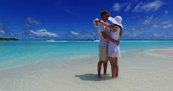 在热带海滩沉没的快乐夫妻 — 图库照片