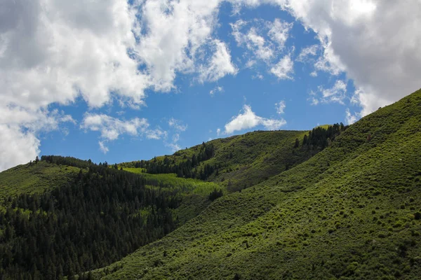 Hermoso Paisaje Con Montañas Nubes —  Fotos de Stock