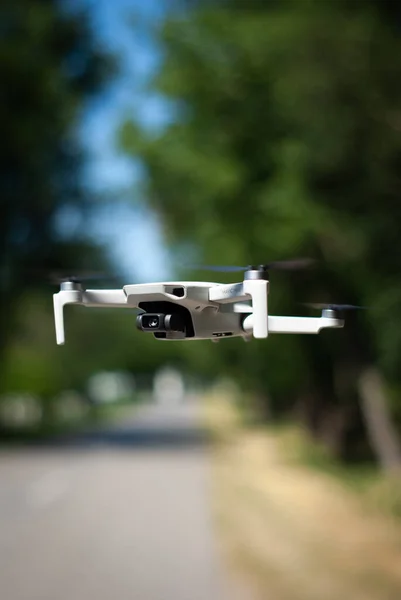 Drone Voando Fundo Grama Verde — Fotografia de Stock
