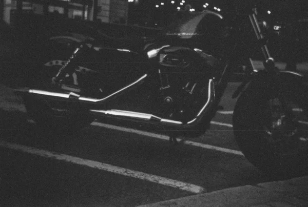 Foto Blanco Negro Una Motocicleta —  Fotos de Stock