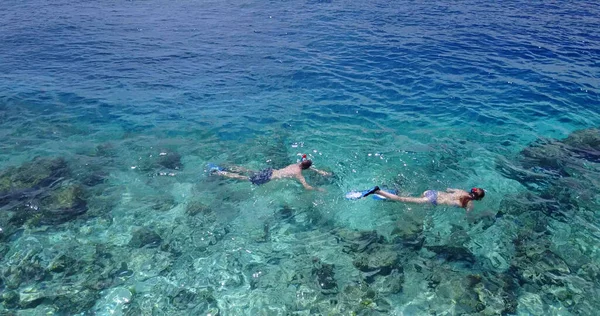 年轻女子在海里潜水 — 图库照片