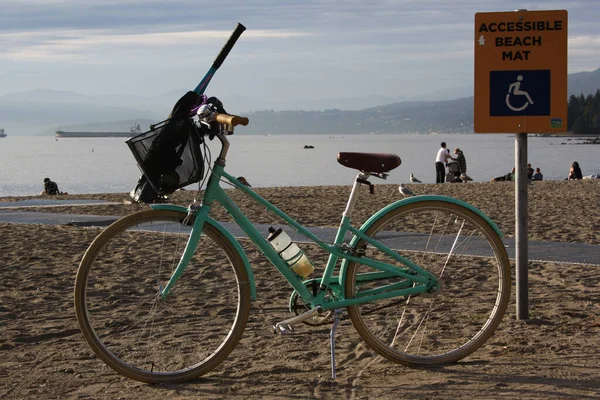 Rower Plecakiem Plaży — Zdjęcie stockowe