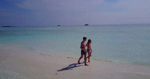 Coppia Romantica Sulla Spiaggia Alle Maldive — Foto Stock