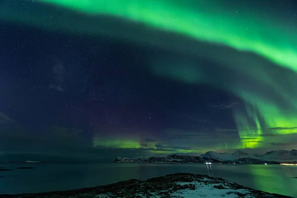 Nordlichter Über Den Polarbergen — Stockfoto