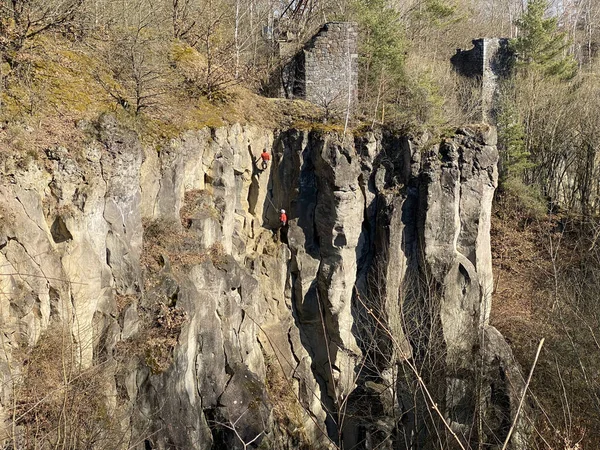 Escursionisti Sulla Roccia Montagna — Foto Stock