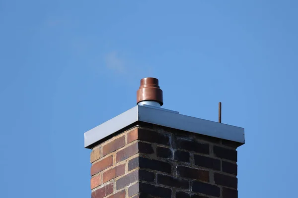 Schornstein Auf Dem Dach Eines Hauses — Stockfoto