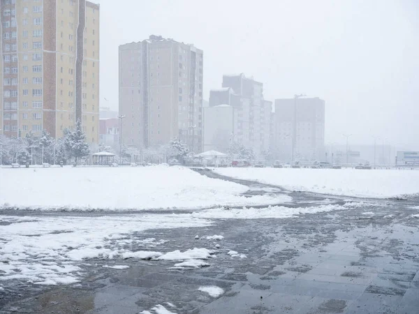 Замерзший Снег Покрытый Улице Снежными Зданиями — стоковое фото