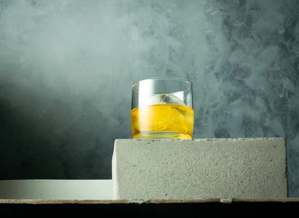 Glas Whisky Met Ijsblokjes Houten Achtergrond — Stockfoto
