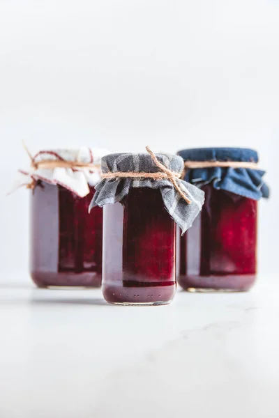 Hausgemachte Marmelade Glas Auf Weißem Hintergrund — Stockfoto