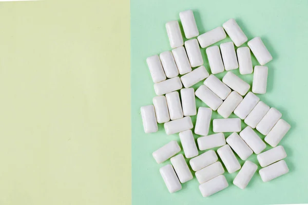 Witte Groene Suikerklontjes Een Blauwe Achtergrond — Stockfoto
