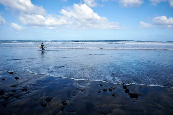 冬に男が浜辺を歩いている — ストック写真