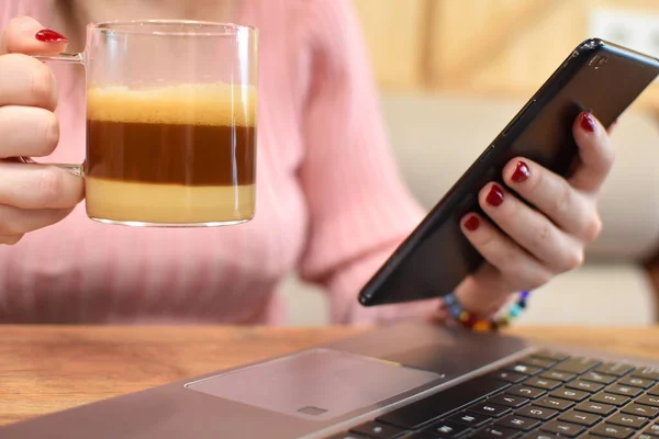 Frau Benutzt Smartphone Und Trinkt Kaffee — Stockfoto