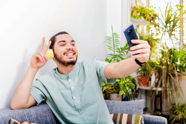 Hombre Joven Con Teléfono Inteligente Móvil Sala Estar — Foto de Stock