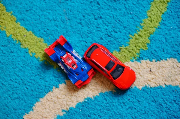Carro Brinquedo Fundo Azul — Fotografia de Stock