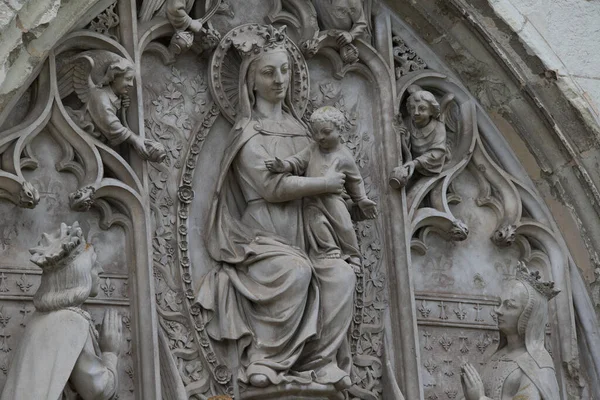 巴黎圣母玛利亚的圣母玛利亚大教堂立面的细节 — 图库照片