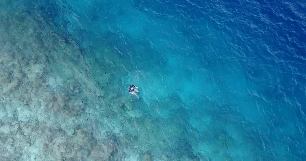 Vista Aérea Bela Jovem Mulher Água Azul Turquesa Com Lagoa — Fotografia de Stock