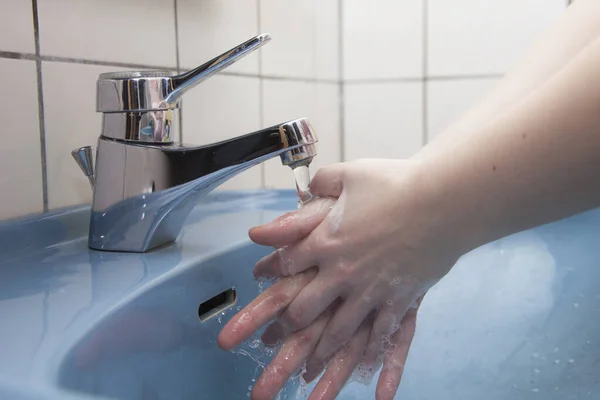 Mujer Lavándose Las Manos Con Agua Jabón — Foto de Stock