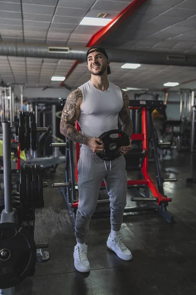 Beau Jeune Homme Vêtements Sport Posant Dans Salle Gym — Photo