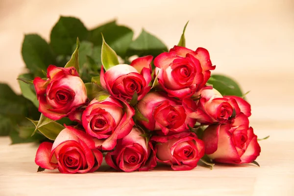 Schöner Strauß Roter Rosen Auf Einem Hölzernen Hintergrund — Stockfoto