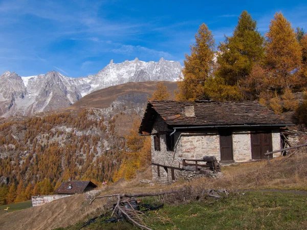 Bela Paisagem Com Uma Casa Madeira Nas Montanhas — Fotografia de Stock