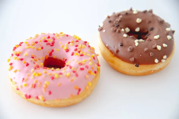 Donut Mit Schokoladenglasur Auf Weißem Hintergrund — Stockfoto