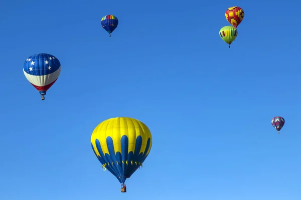 Bunter Heißluftballon Fliegt Über Blauen Himmel — Stockfoto