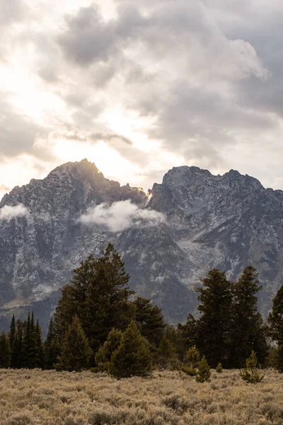 山と雲に囲まれた美しい風景 — ストック写真