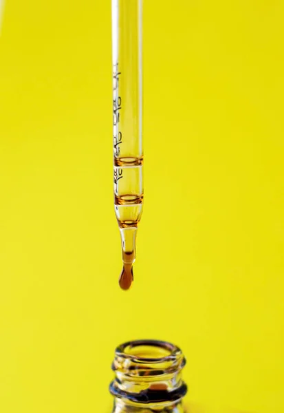 実験室の液体のピペット — ストック写真