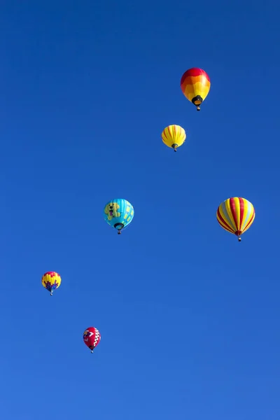 Kolorowy Balon Gorące Powietrze Przelatujący Nad Błękitnym Niebem — Zdjęcie stockowe