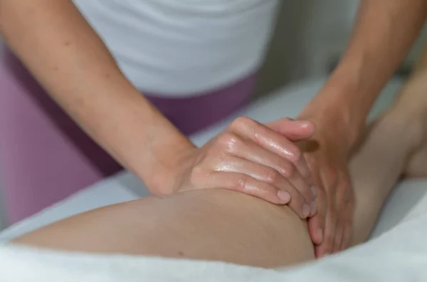 Vrouw Ontvangen Van Massage Spa Salon — Stockfoto