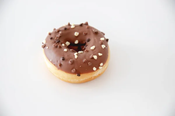 Donut Com Esmalte Chocolate Sobre Fundo Branco — Fotografia de Stock