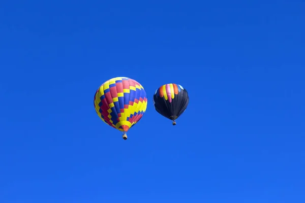 Färgrik Varmluftsballong Himlen — Stockfoto