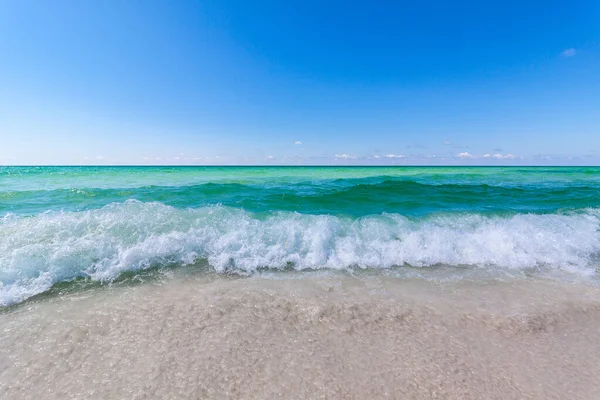Όμορφη Θάλασσα Παραλία Γαλάζιο Ουρανό — Φωτογραφία Αρχείου