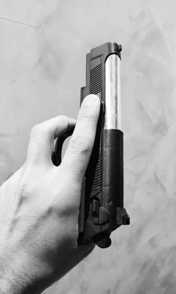Foto Preto Branco Homem Com Uma Arma — Fotografia de Stock