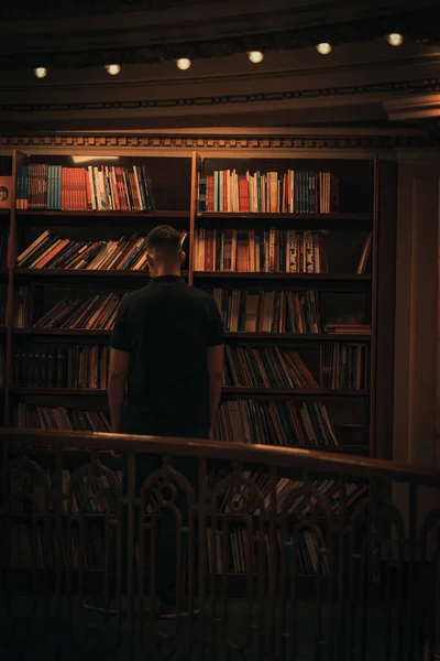 Man Reading Book Library — Stock Photo, Image