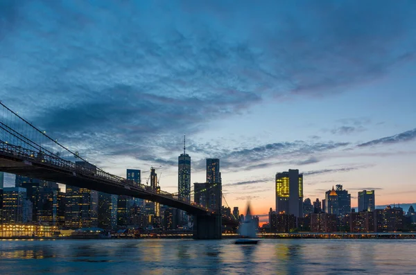 Нью Йорк Небоскребами Бруклинским Мостом — стоковое фото