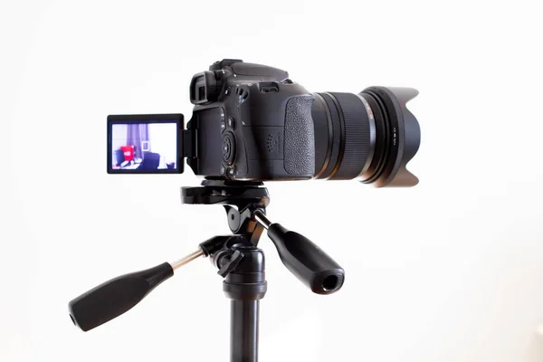 Kamera Tripod Dengan Kamera Video Digital Profesional Latar Belakang Putih — Stok Foto