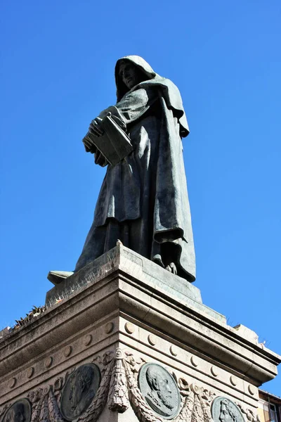 Statue Des Königs Der Dreifaltigkeitskathedrale Zentrum Der Stadt Madrid Spanien — Stockfoto