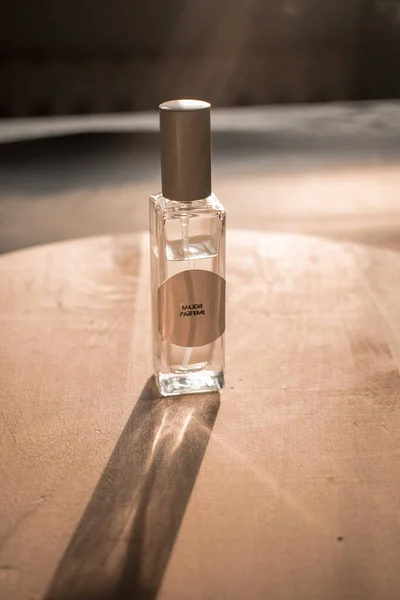 Parfumfles Houten Ondergrond — Stockfoto