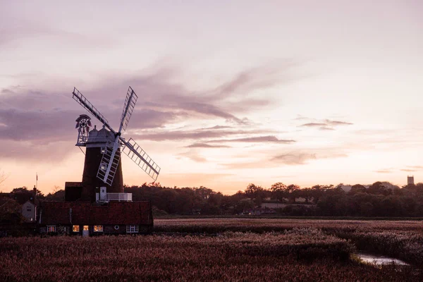 Szélmalmok Malom Kinderdijk Alföldeken Gyönyörű Naplemente Felhők Háttér — Stock Fotó