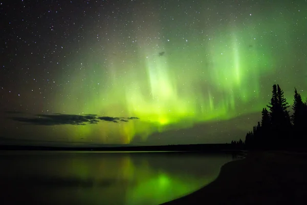 Noorderlicht Boven Het Meer Aan Nachtelijke Hemel — Stockfoto