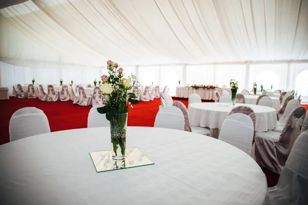 Bruiloft Tafel Met Stoelen Bloemen — Stockfoto